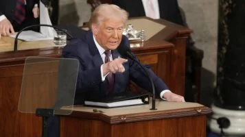 الرئيس الأمريكي يتراجع عن حلم الولاية الثالثة.. ويعلن تبرعه براتبه الرئاسي للحكومة