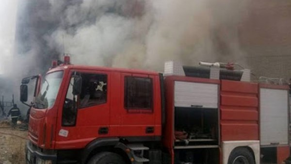 حريق ضخم بمنطقة الحرفيين بمصر.. السلطات تحقق وتحصر الخسائر